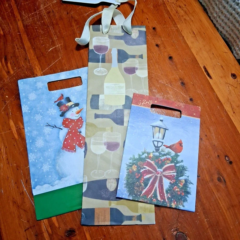 Gift Bags 15 Bag Lot Assorted sizes and Themes Seasonal Christmas Solid‎ Wine